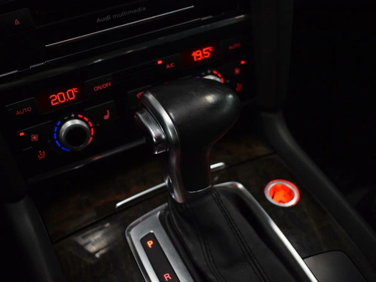 Audi Q7 2010, черный