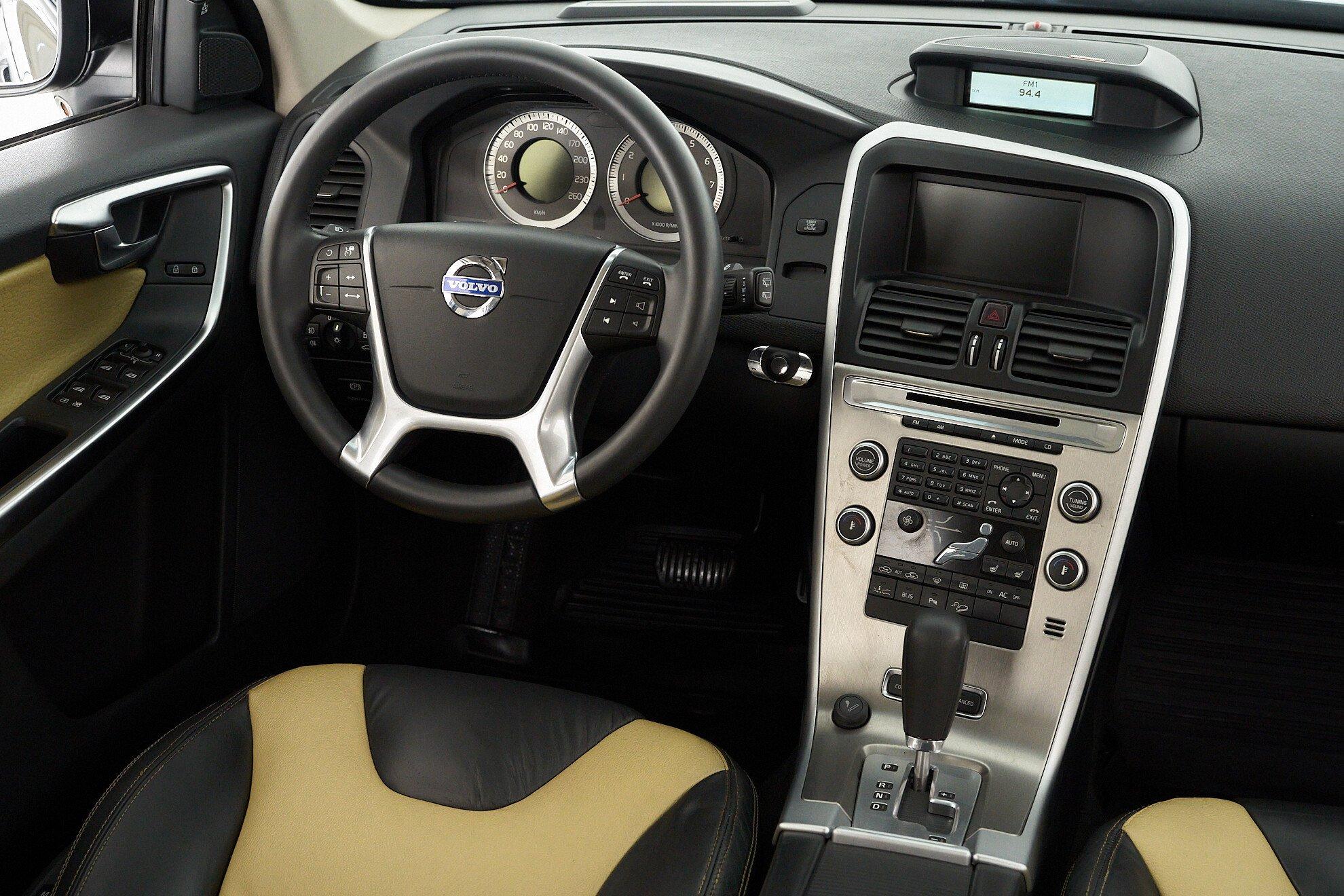 Volvo XC60 2010, черный