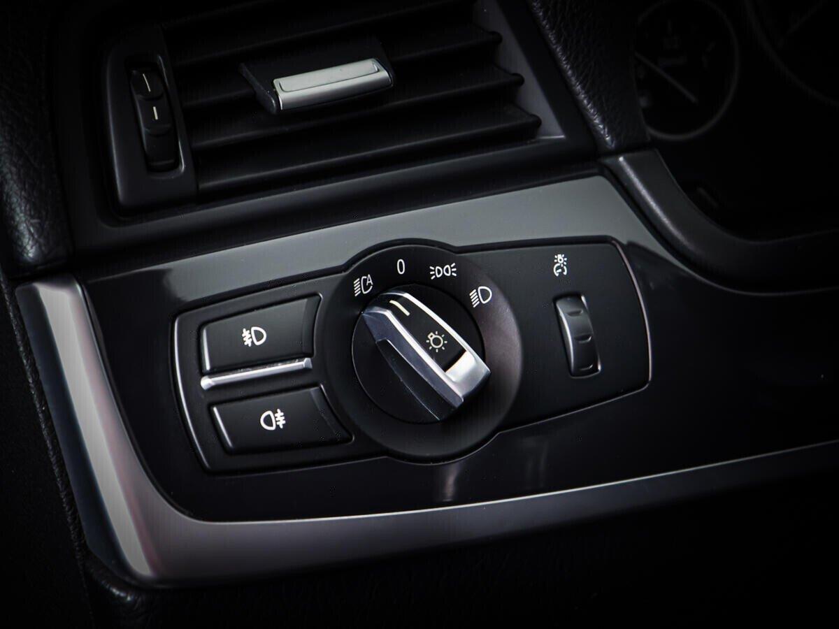 BMW 5 серии 2012, белый
