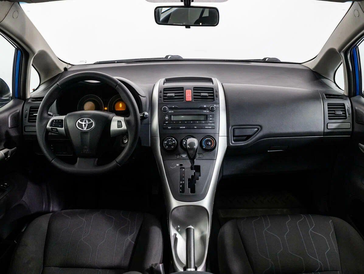 Toyota Auris 2012, белый