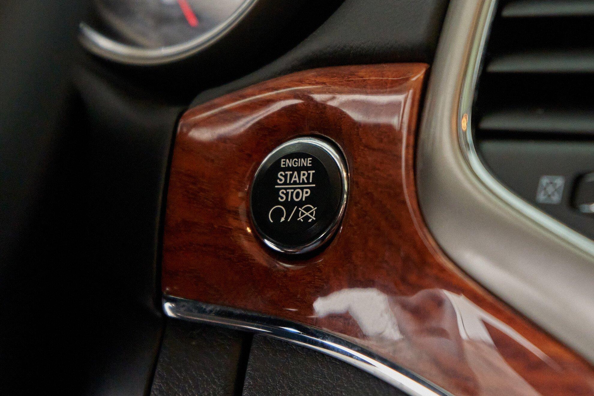 Jeep Grand Cherokee 2011, белый