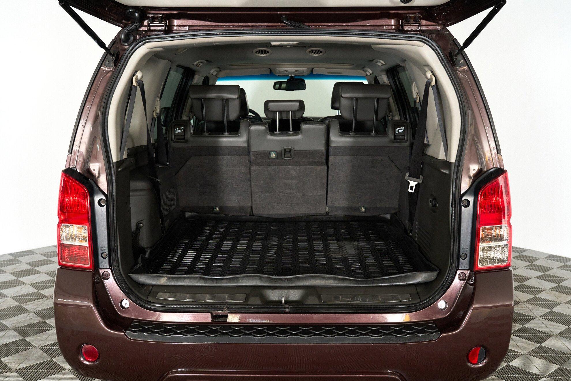Nissan Pathfinder 2011, пурпурный