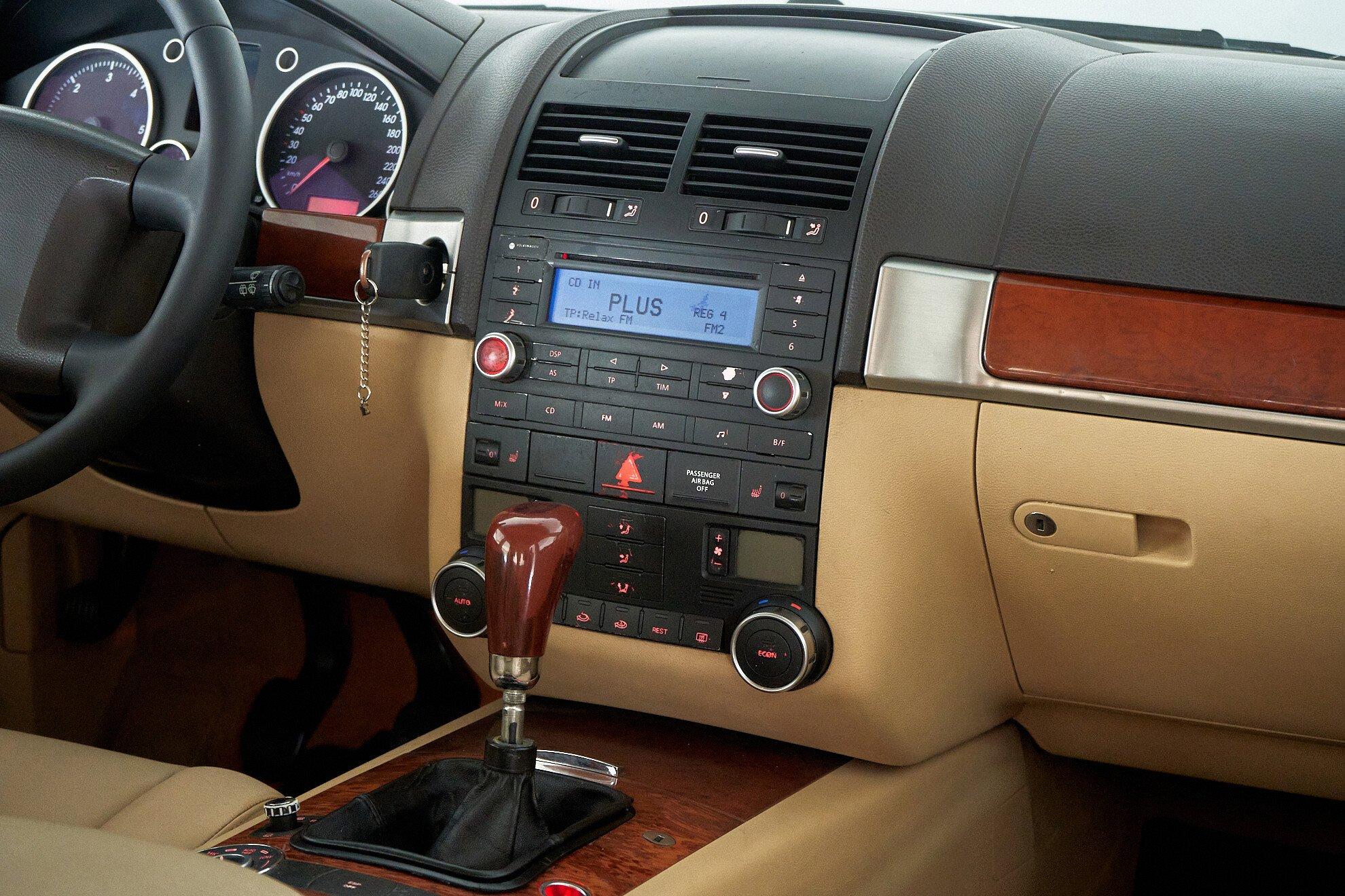 Volkswagen Touareg 2006, черный