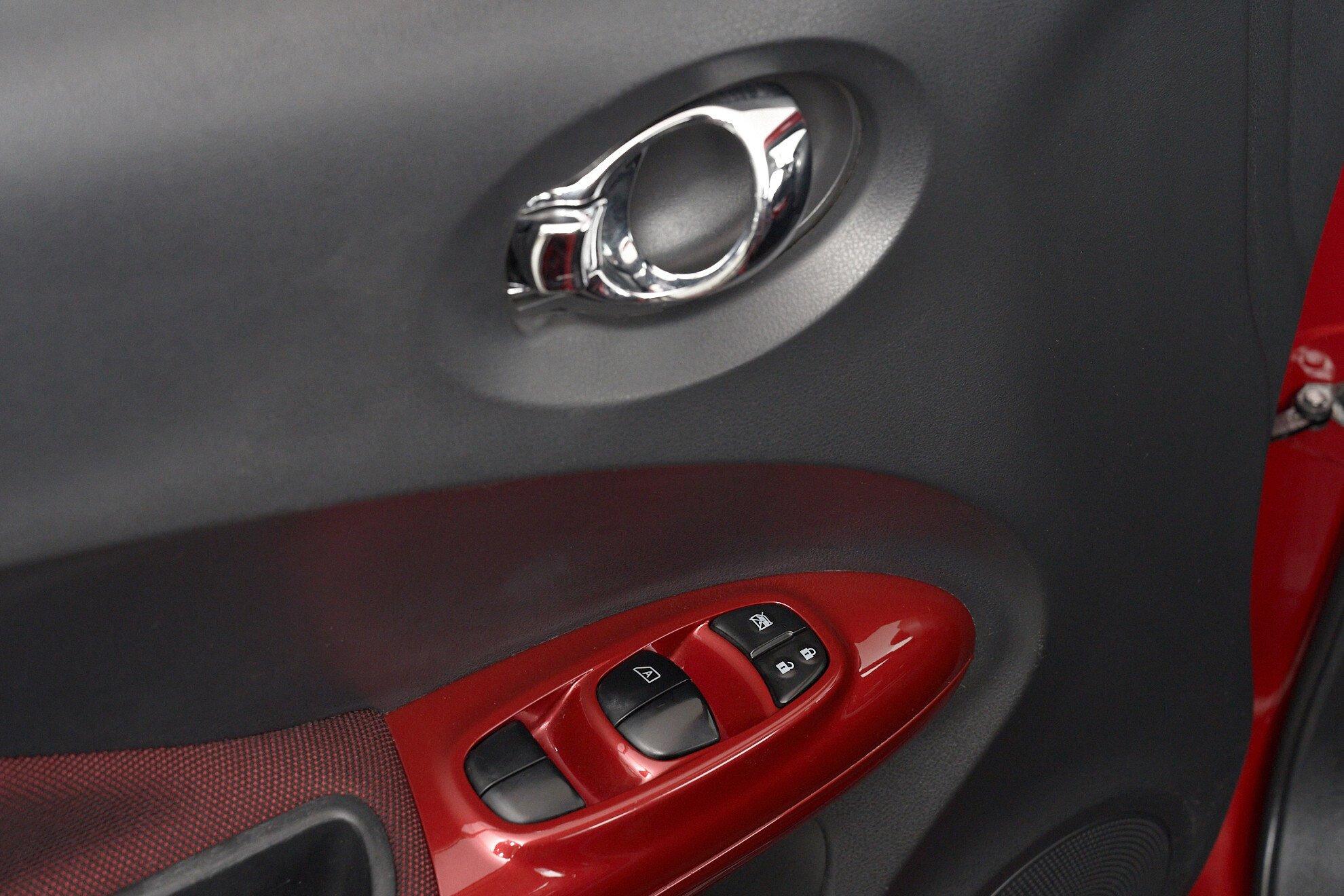 Nissan Juke 2011, красный