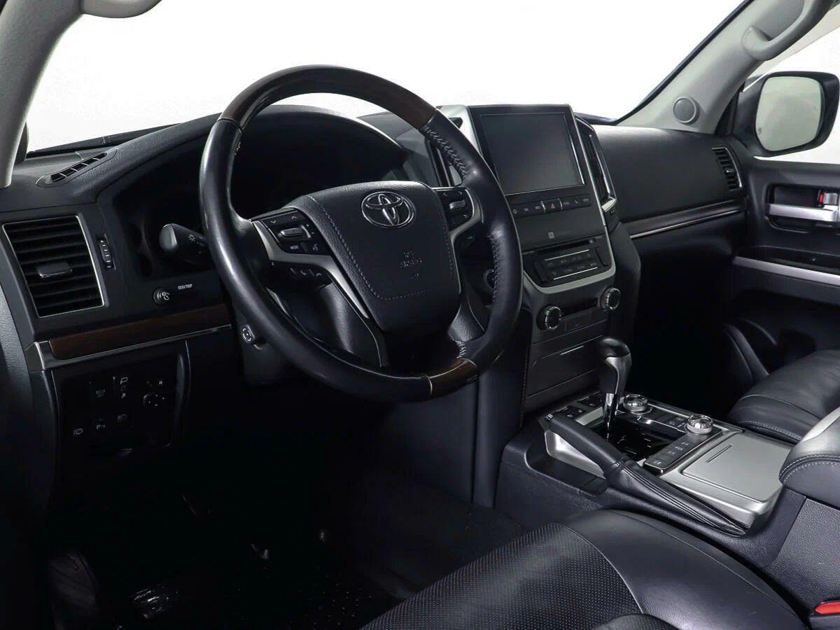 Toyota Land Cruiser 2018, белый