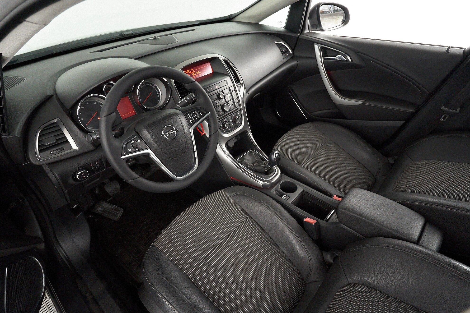 Opel Astra 2011, серый