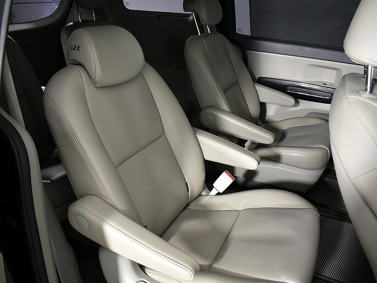 Kia Carnival 2016, черный