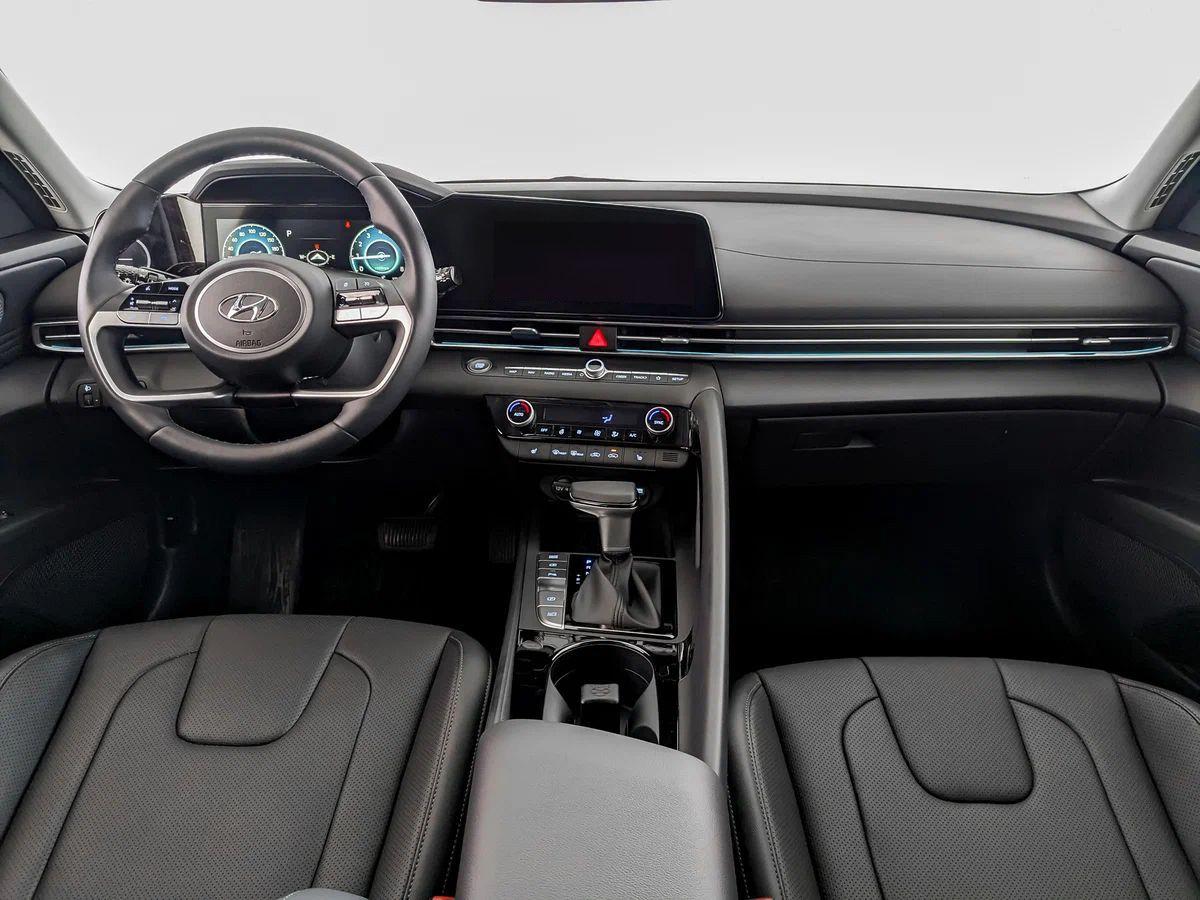 Hyundai Elantra 2022, красный