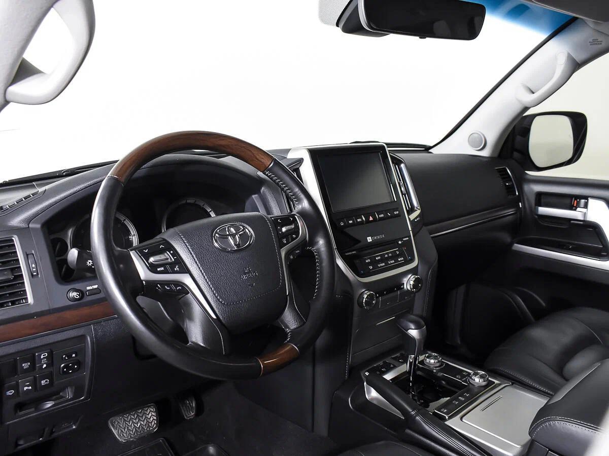 Toyota Land Cruiser 2020, белый