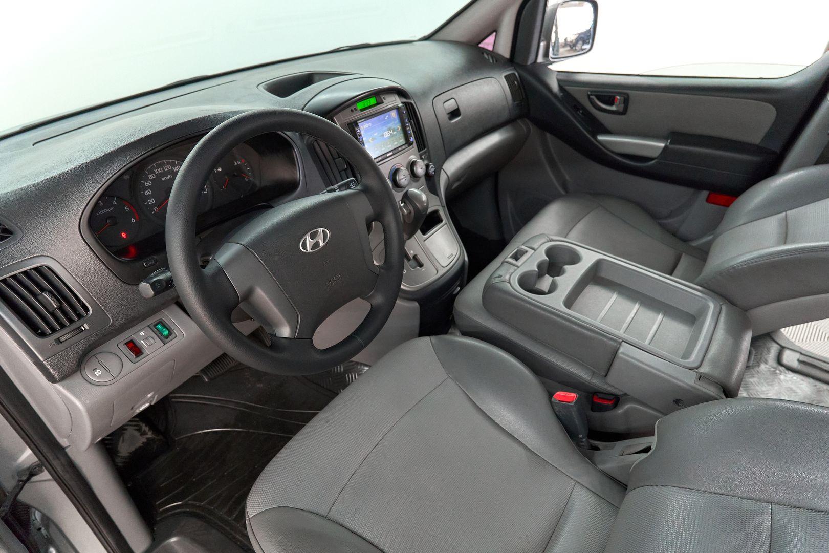 Hyundai Grand Starex 2011, серебряный