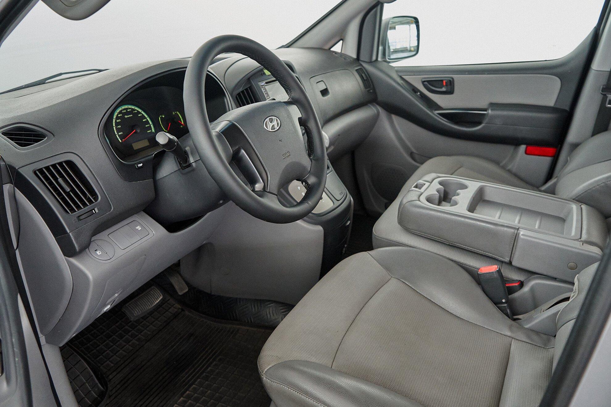 Hyundai Grand Starex 2010, серебряный