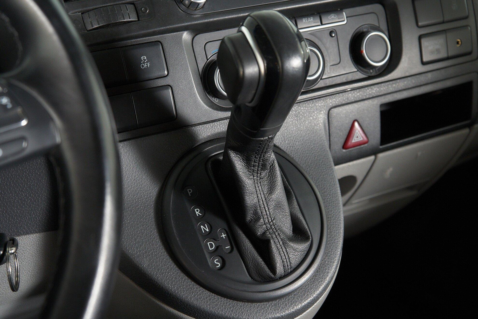 Volkswagen Caravelle 2012, черный