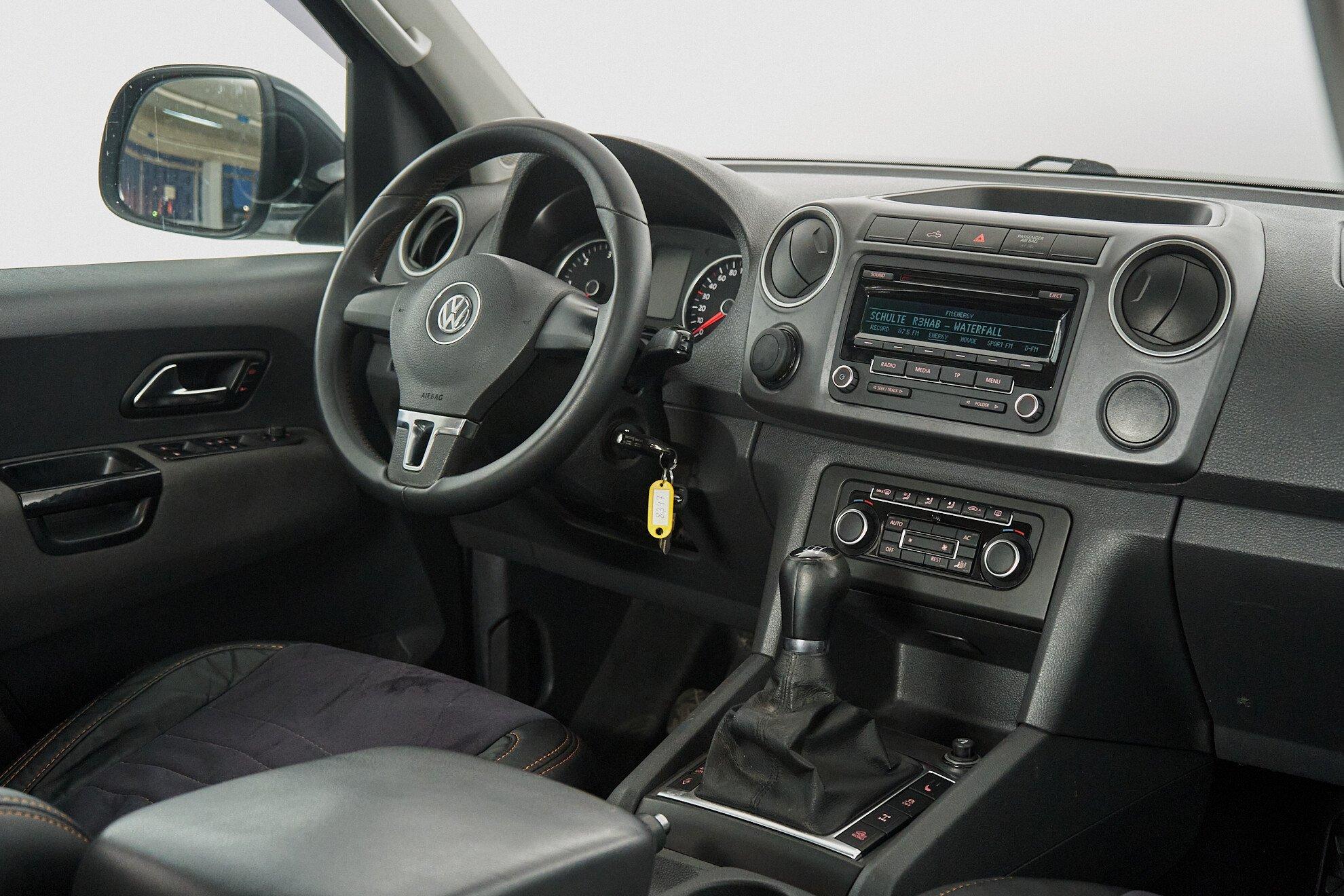 Volkswagen Amarok 2011, черный