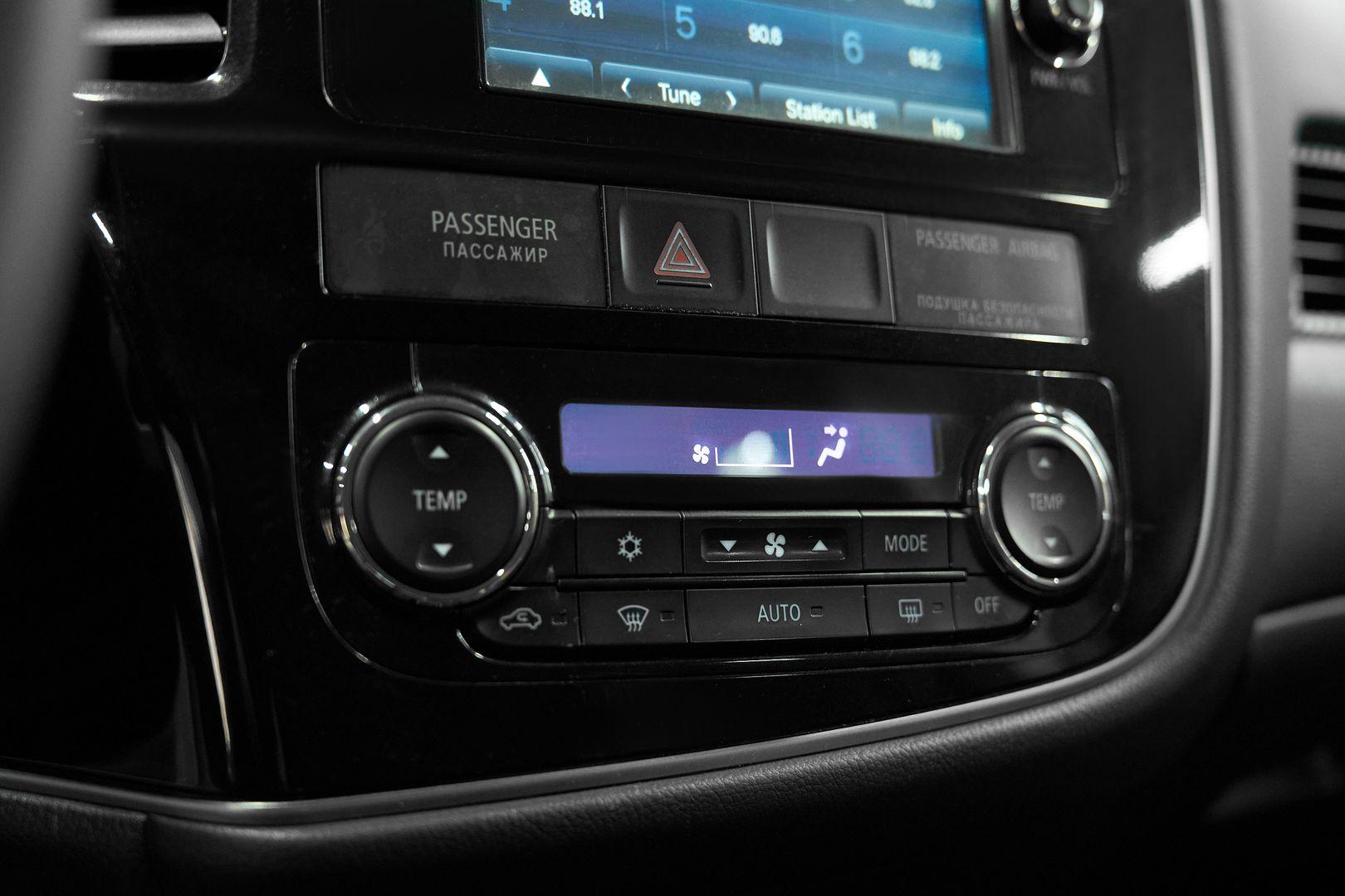 Mitsubishi Outlander 2013, белый