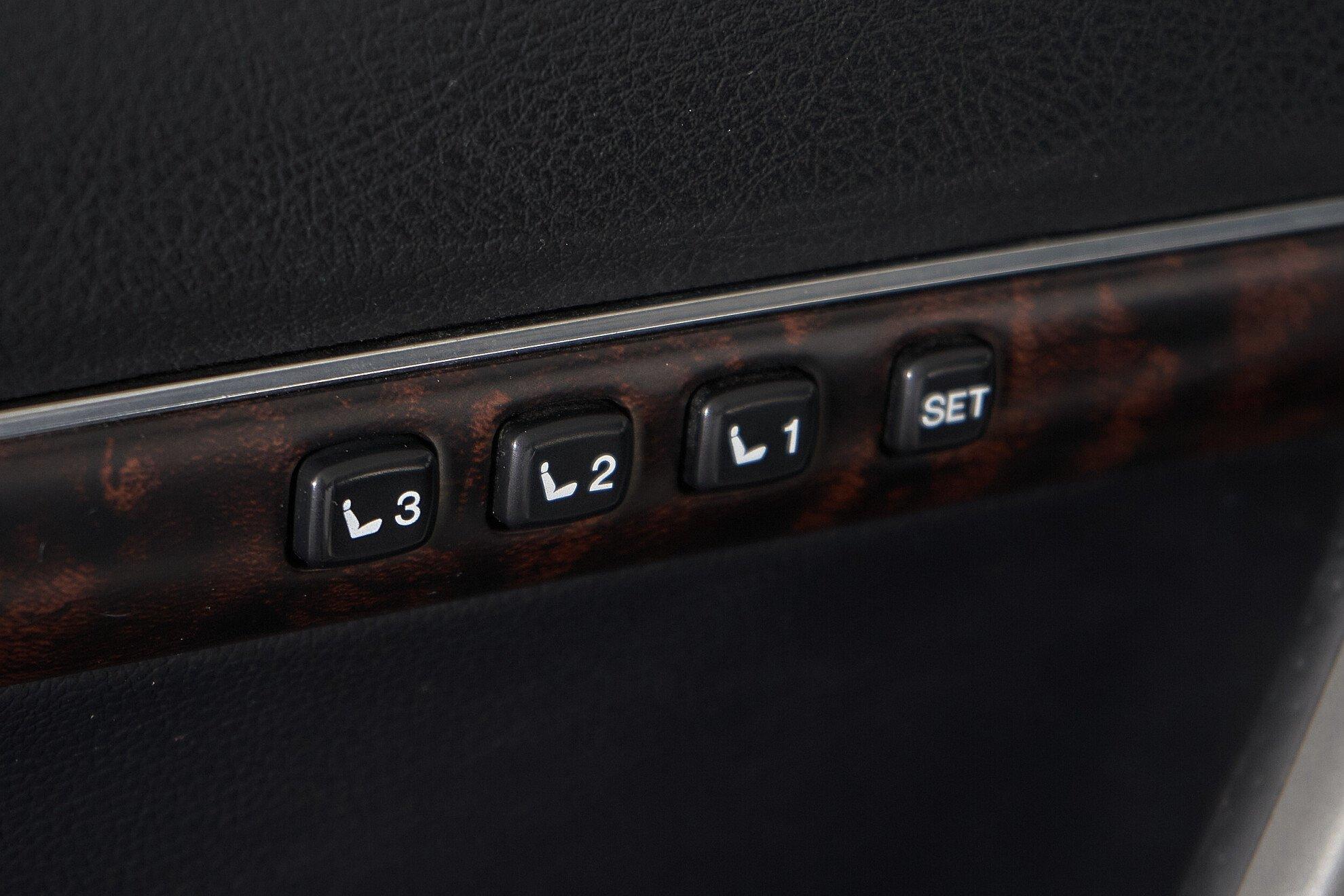 Toyota Land Cruiser 2011, белый