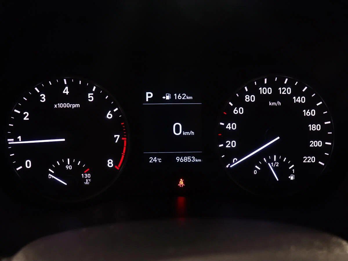 Hyundai Solaris 2018, красный