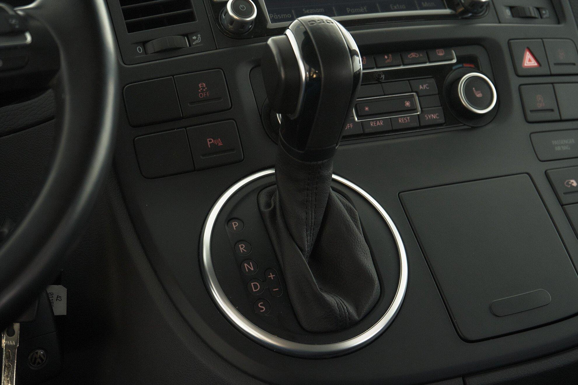 Volkswagen Multivan 2013, серебряный
