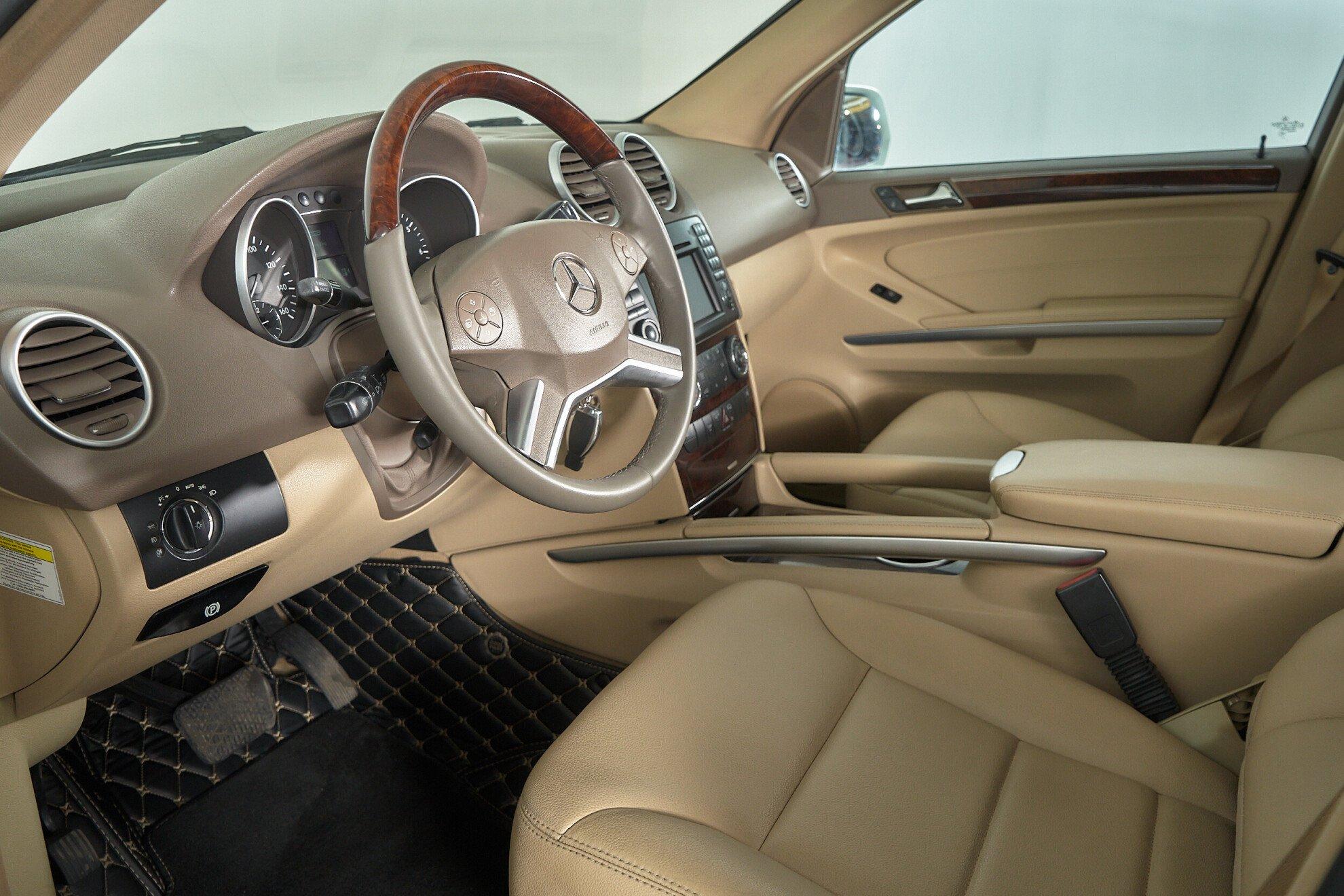 Mercedes-Benz M-Класс 2010, белый