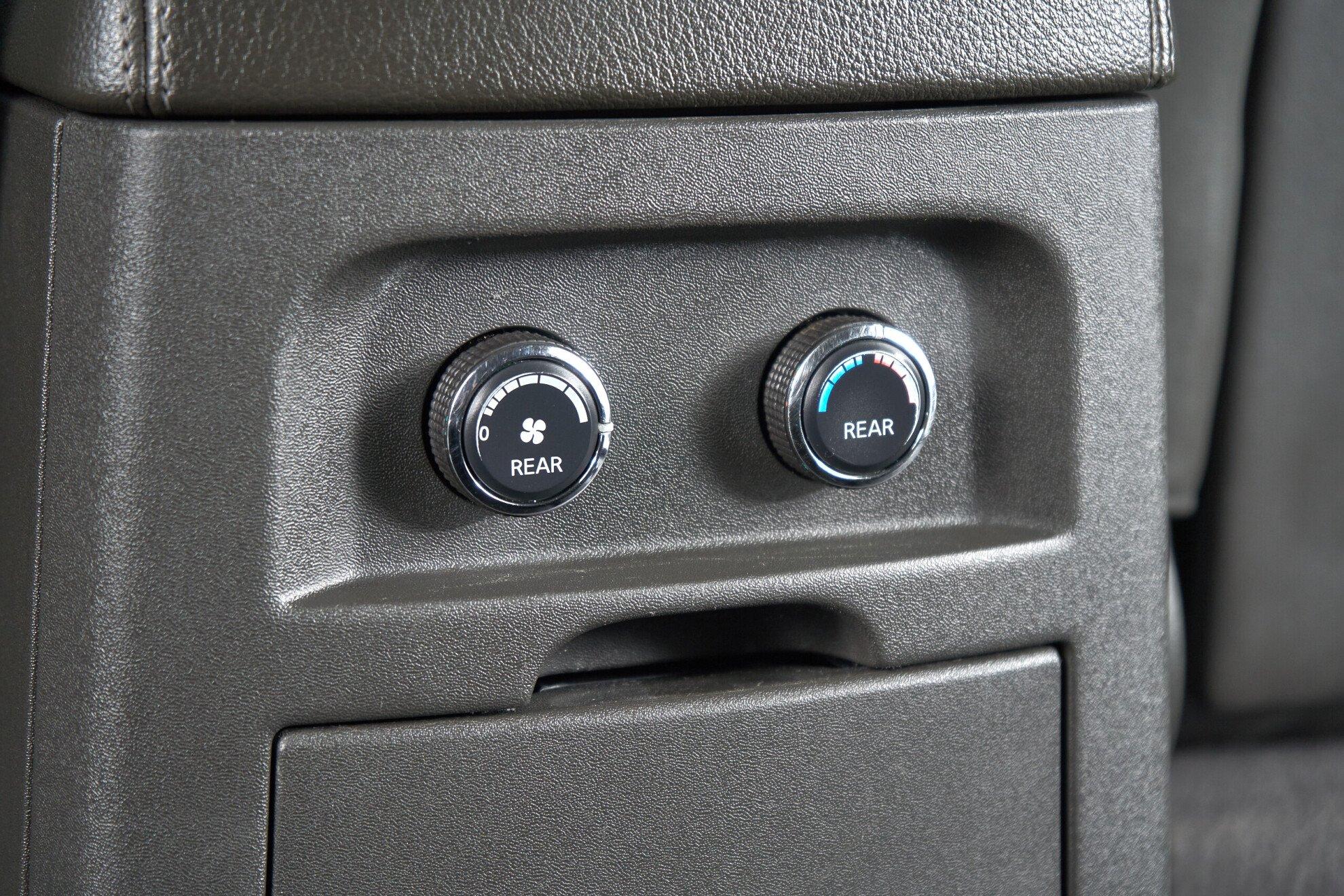Nissan Pathfinder 2011, белый