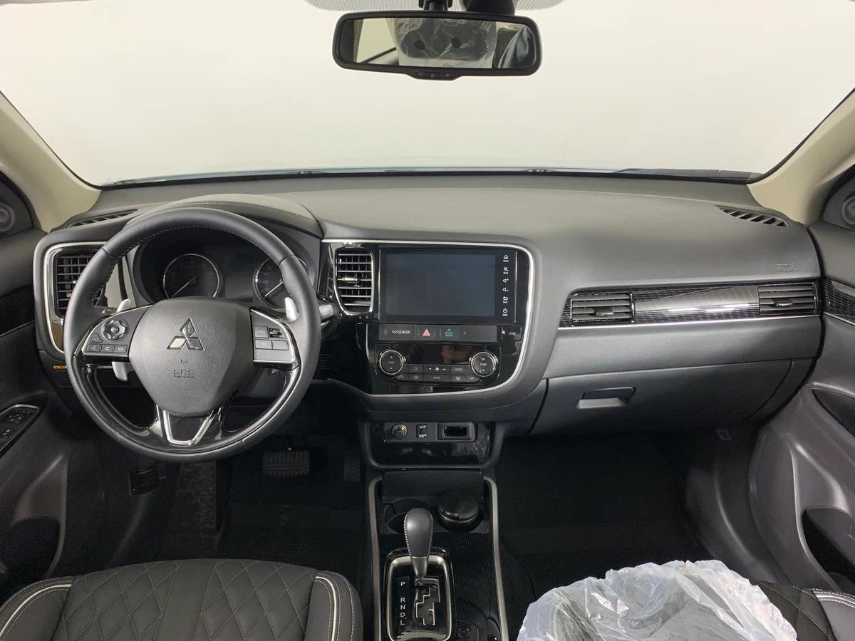 Mitsubishi Outlander 2022, белый