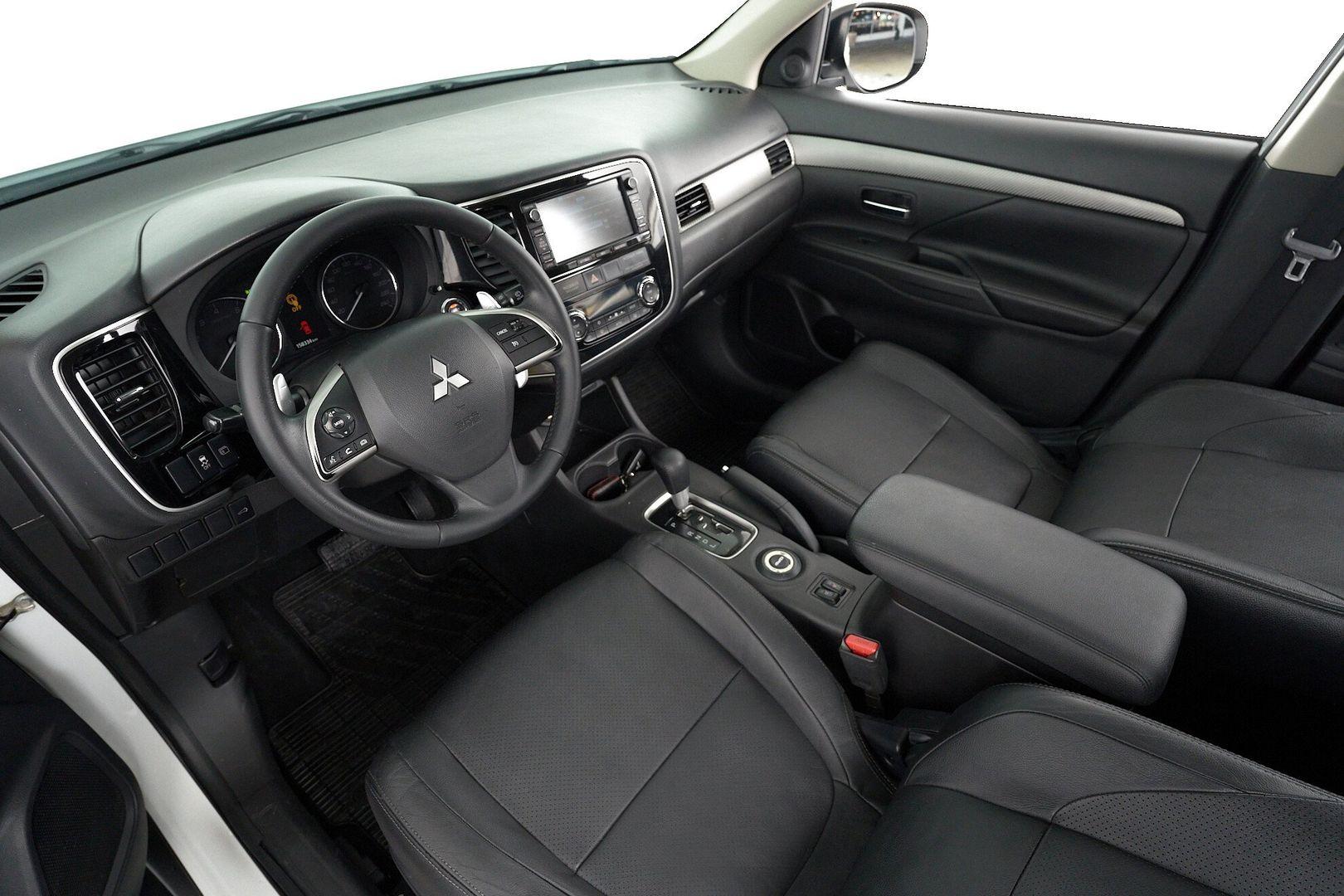 Mitsubishi Outlander 2013, белый