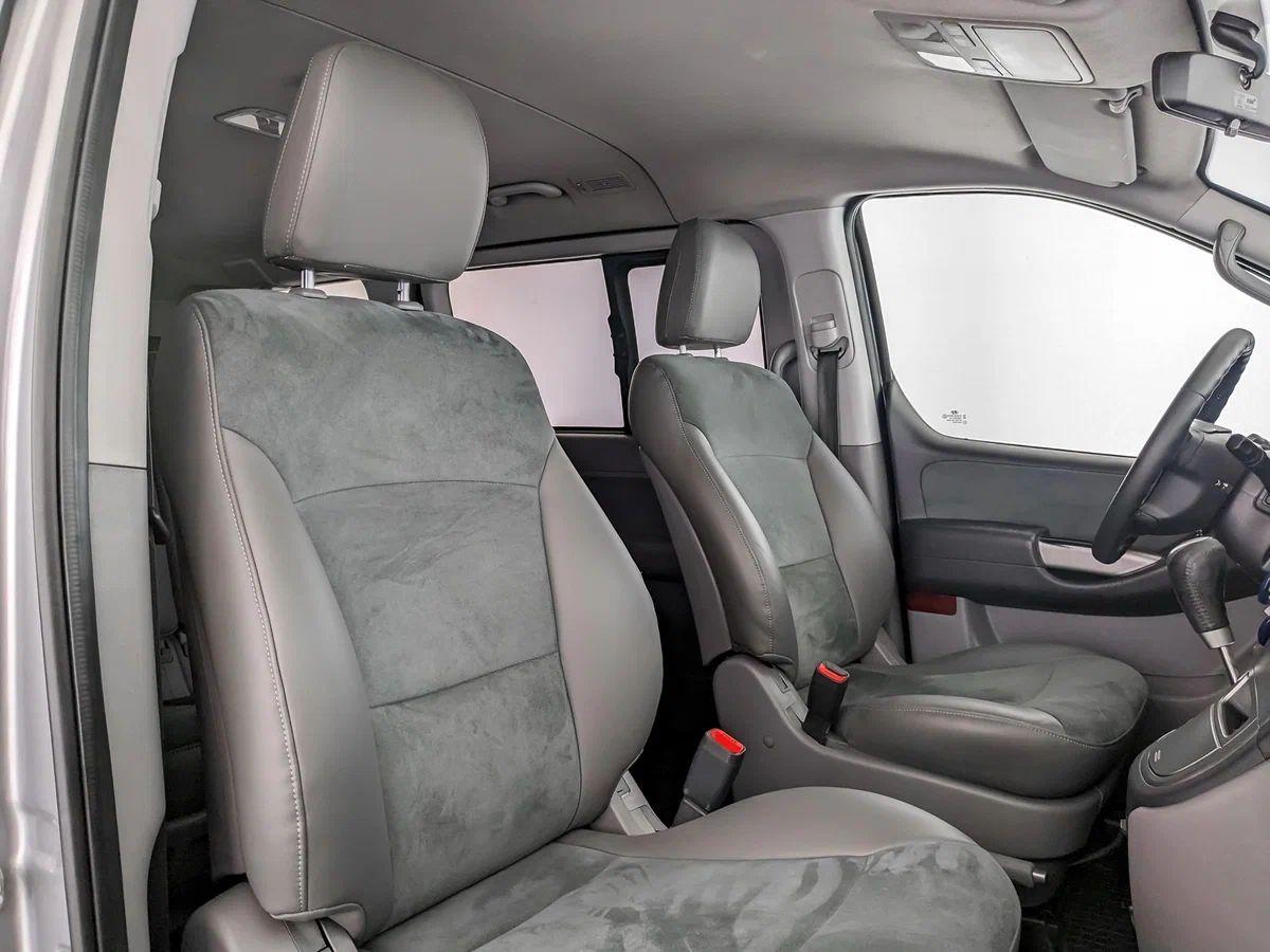 Hyundai H-1 2013, серебряный