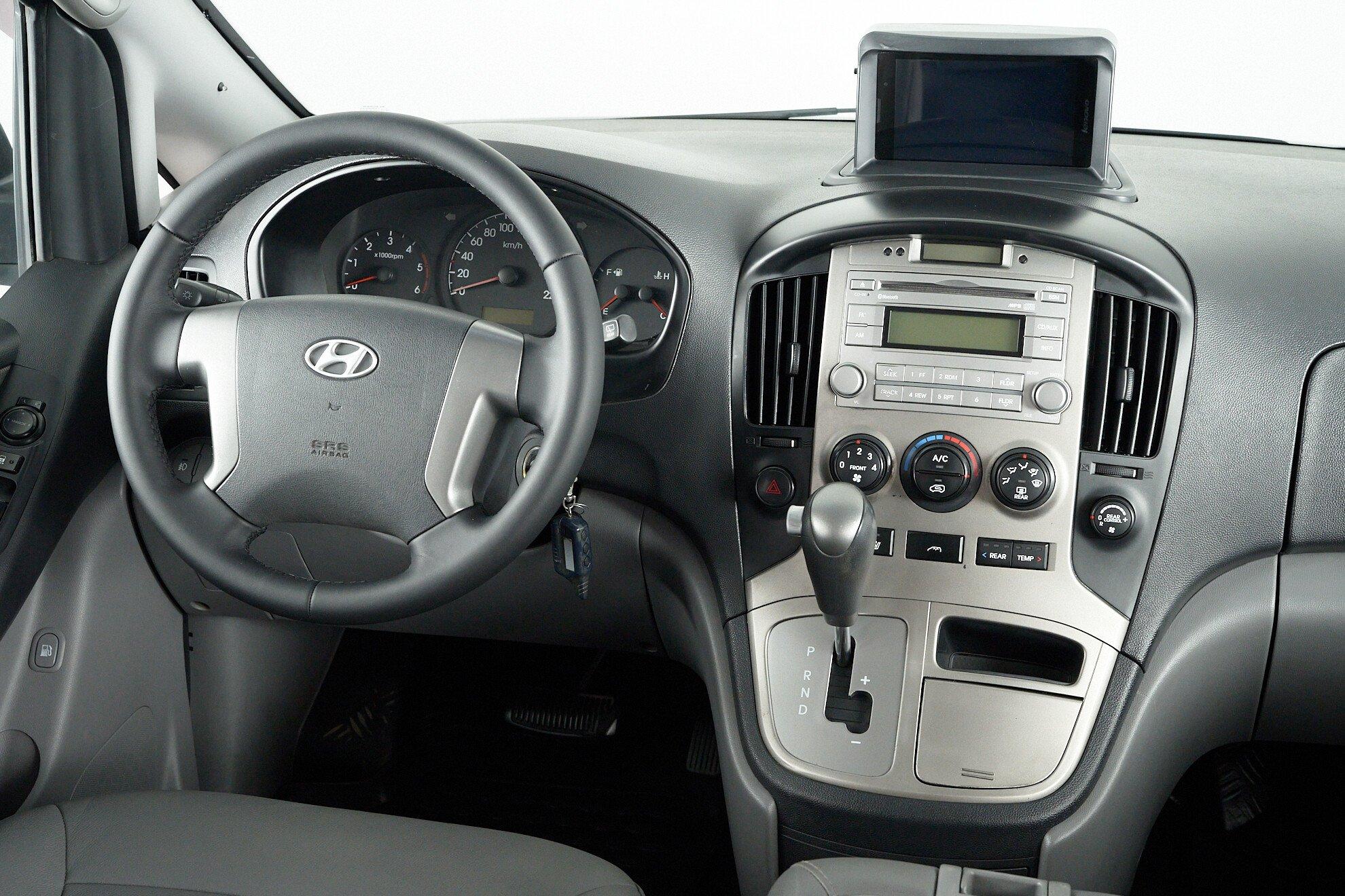 Hyundai Grand Starex 2011, серый