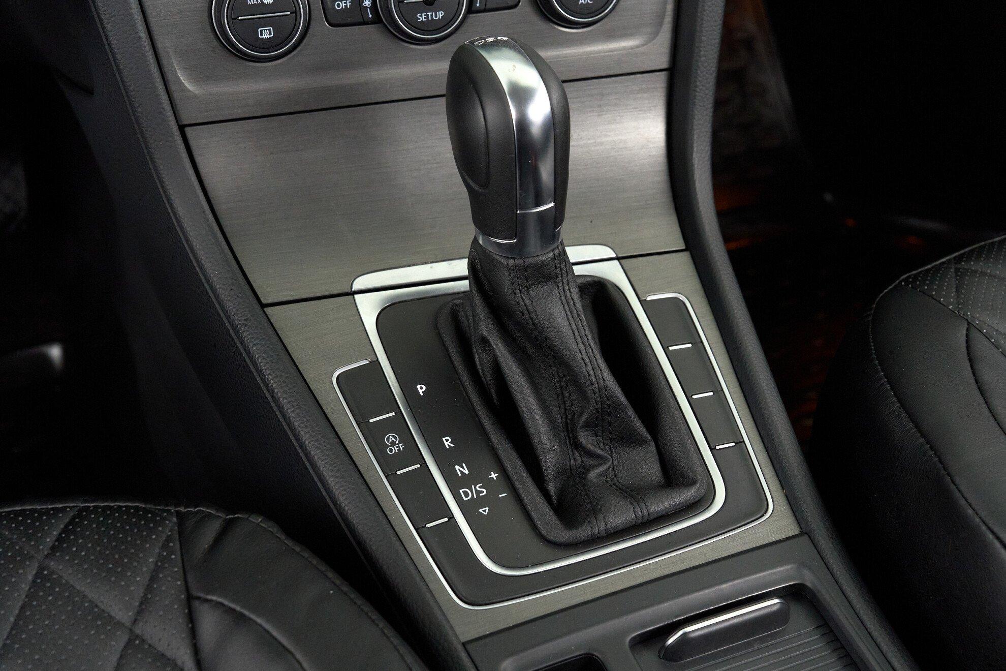 Volkswagen Golf 2013, белый
