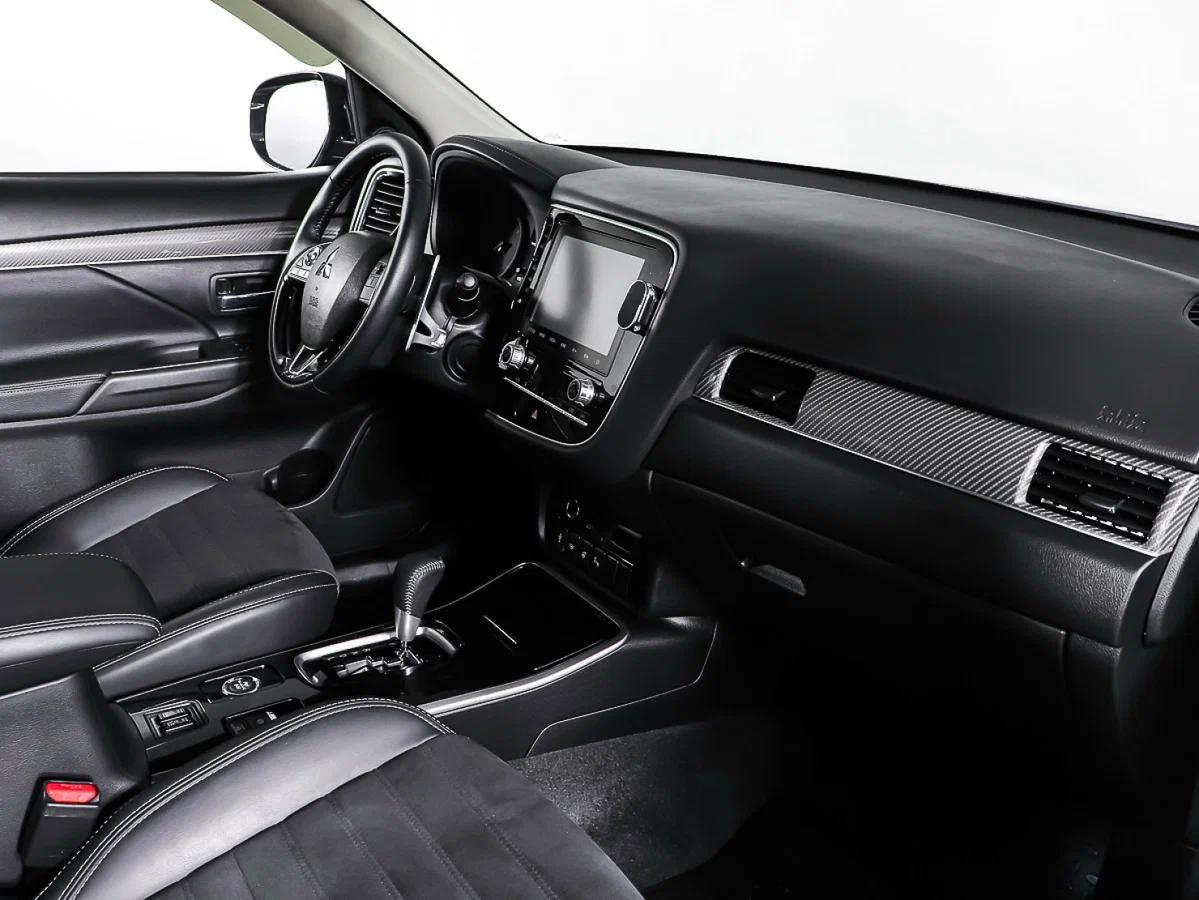 Mitsubishi Outlander 2022, черный