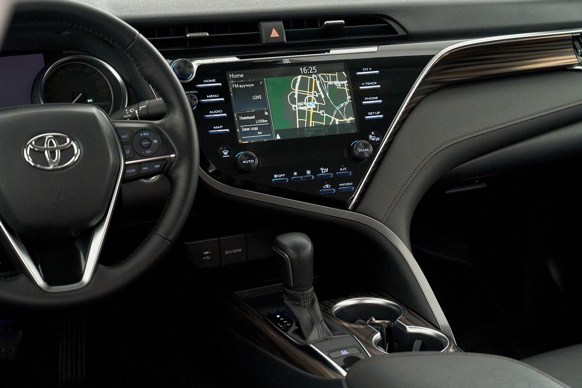 Toyota Camry 2021, черный