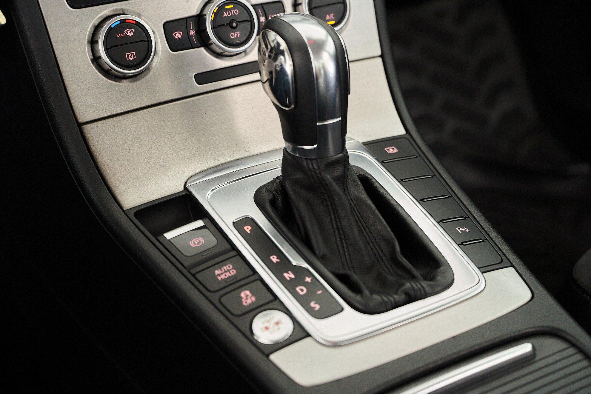 Volkswagen Passat 2012, белый