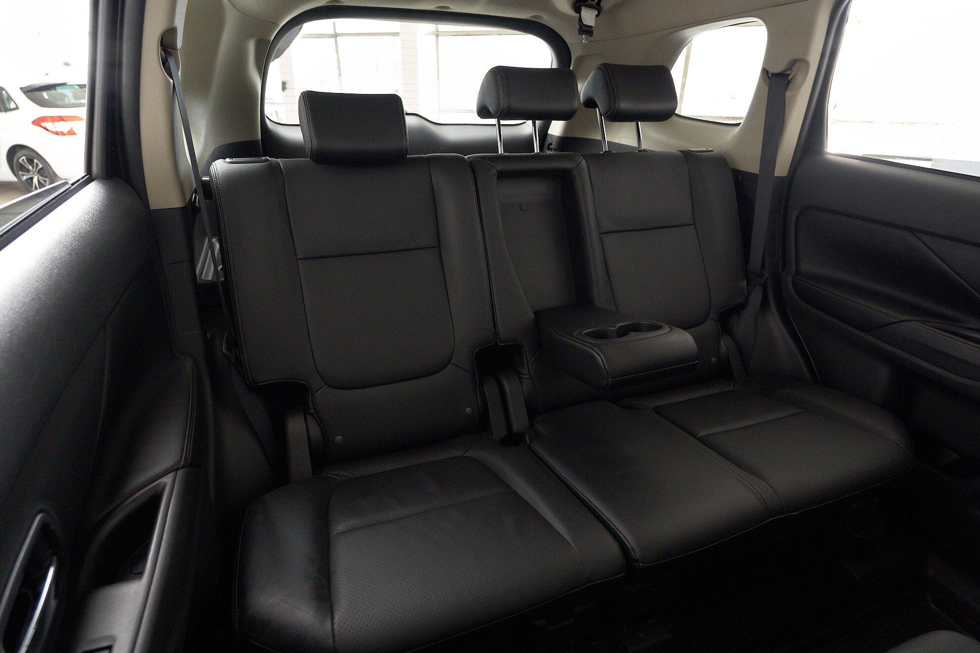 Mitsubishi Outlander 2012, черный