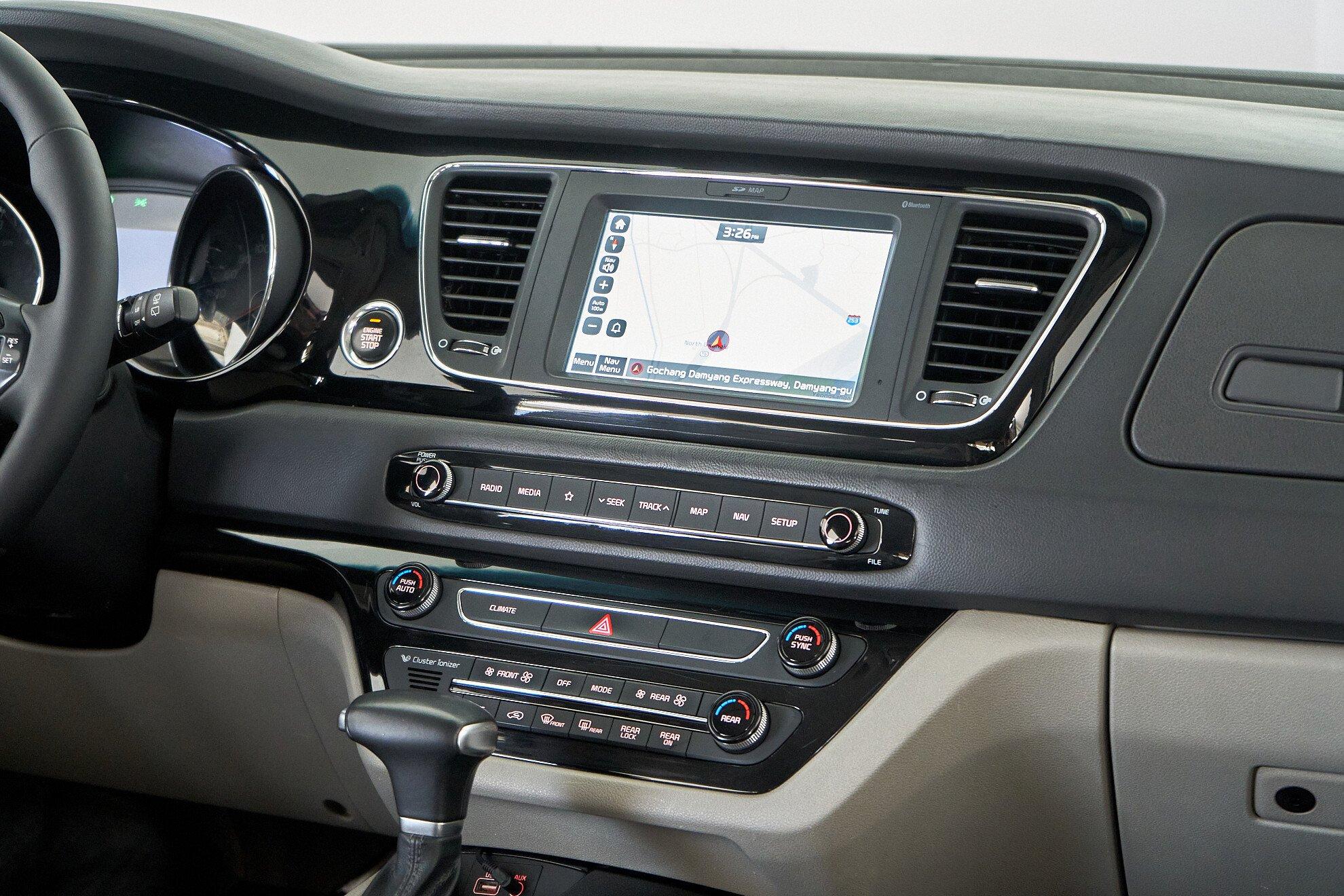 Kia Carnival 2017, белый
