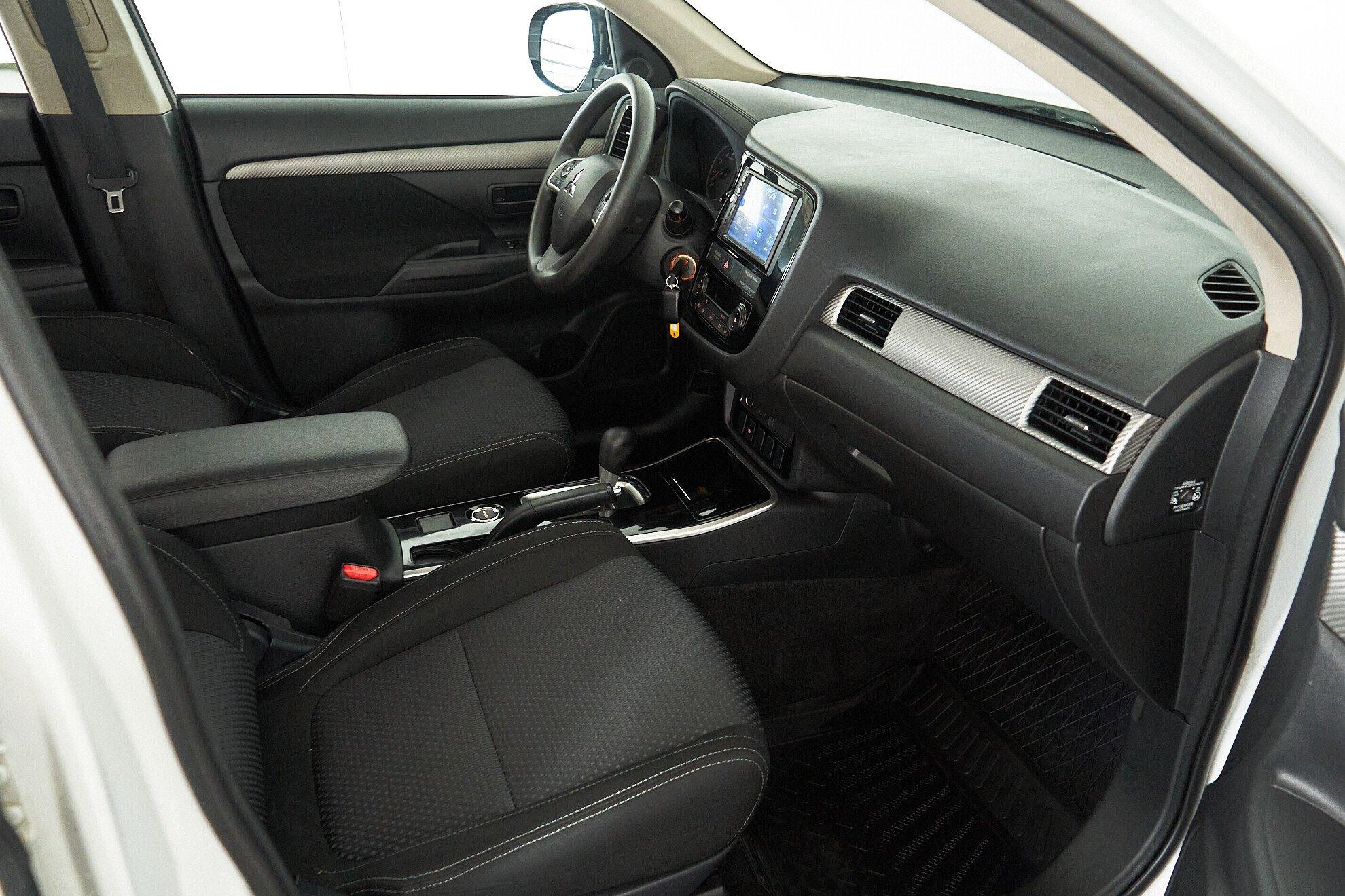 Mitsubishi Outlander 2017, белый