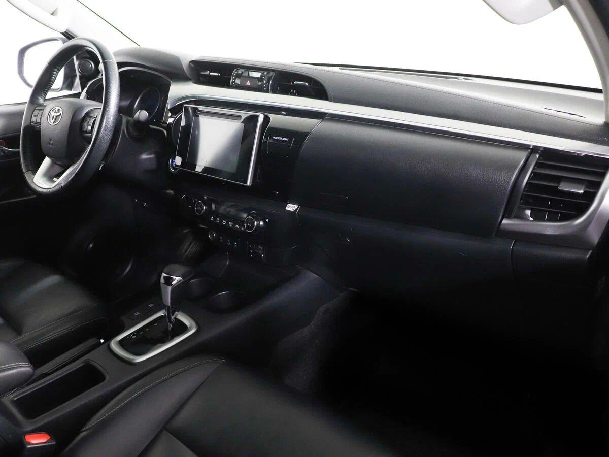 Toyota Hilux 2017, черный