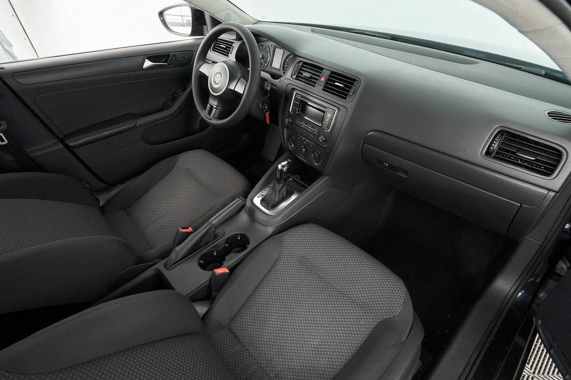Volkswagen Jetta 2013, черный