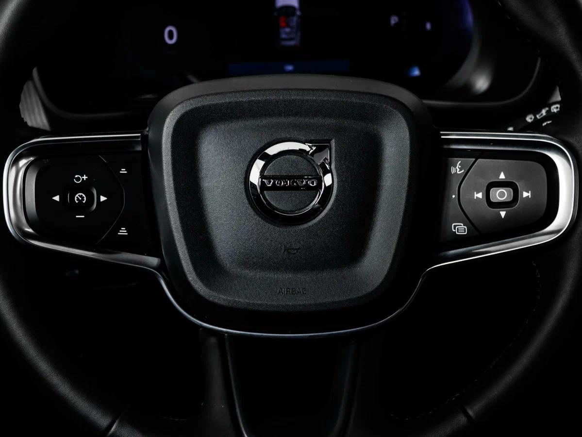 Volvo XC40 2024, белый
