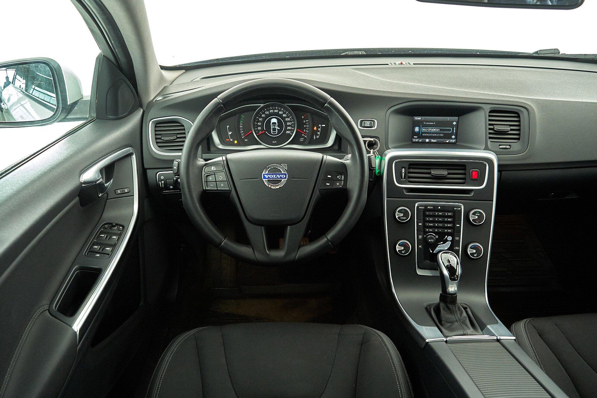 Volvo S60 2014, белый