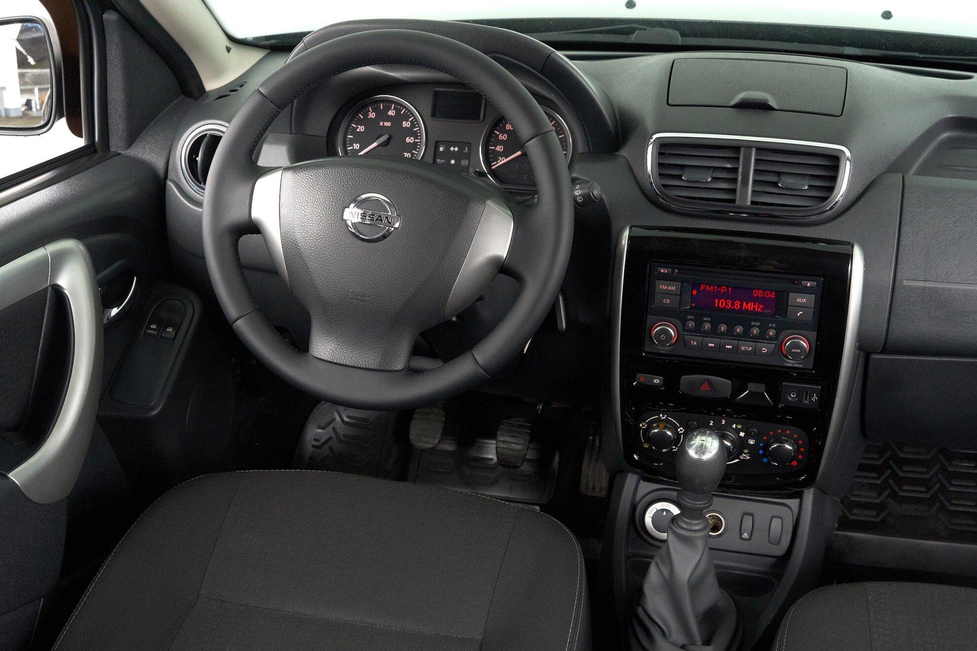 Nissan Terrano 2015, черный