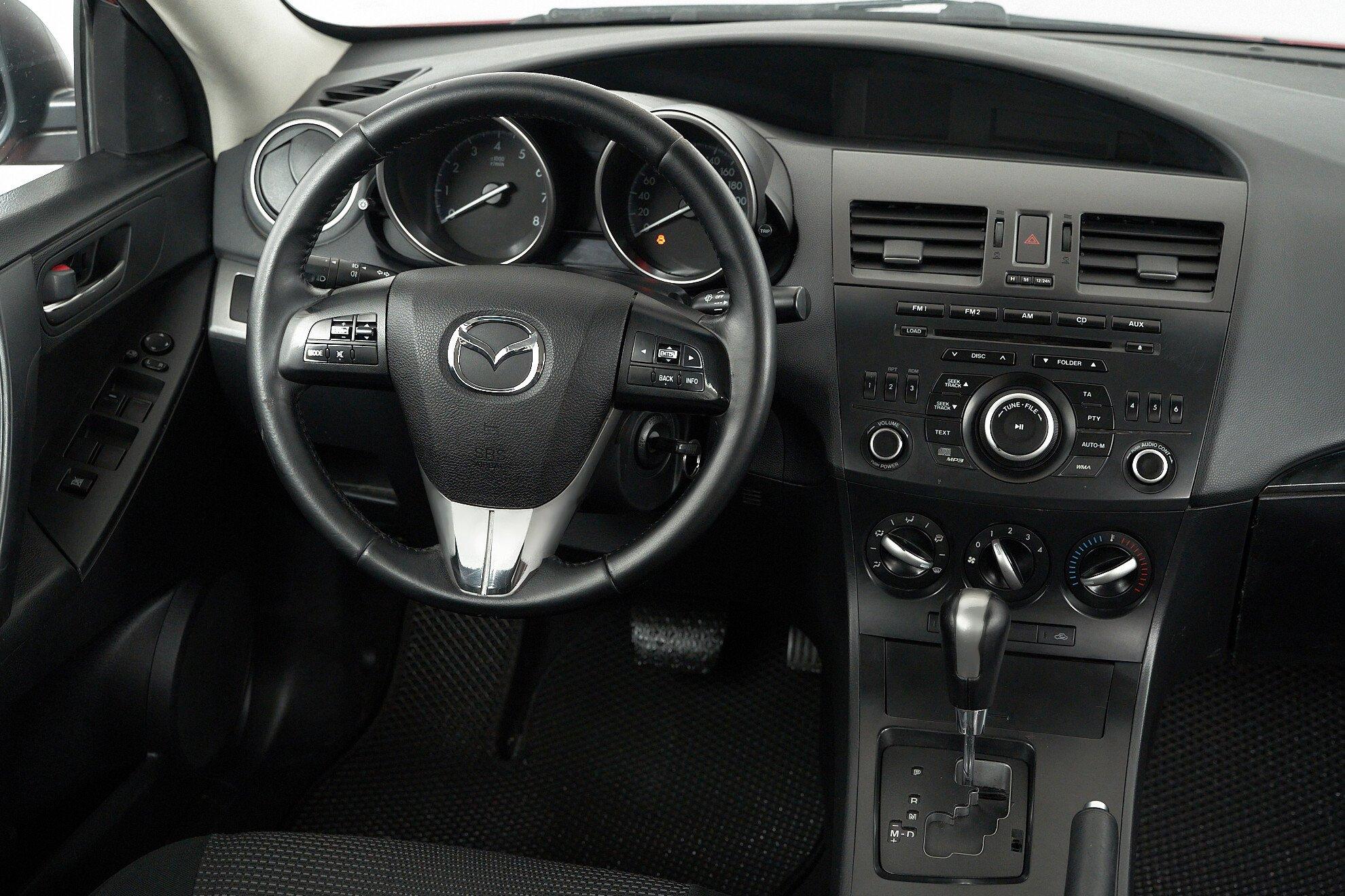Mazda 3 2011, красный