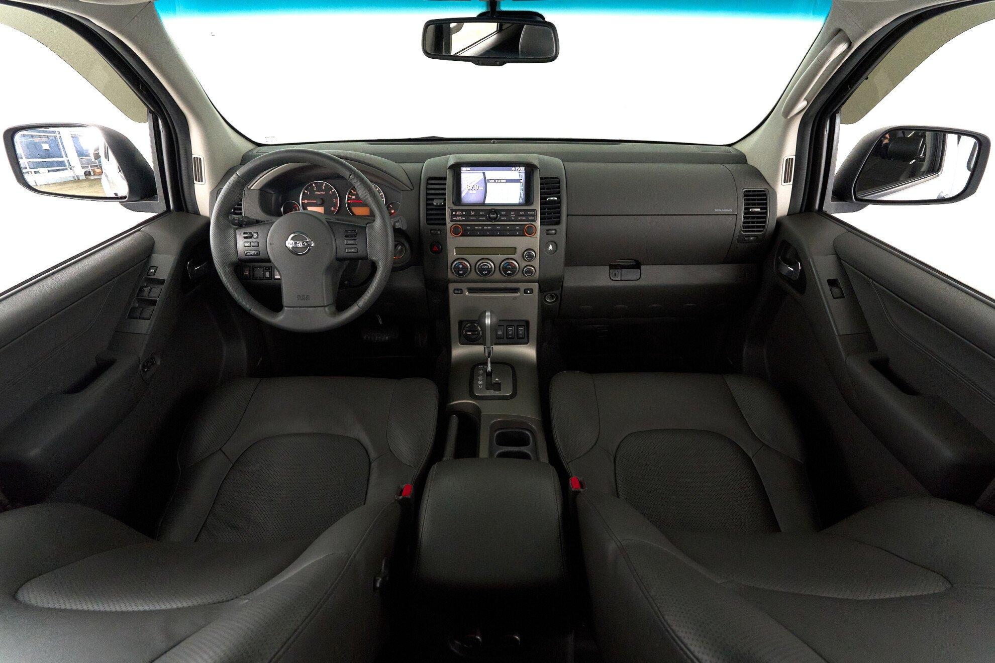 Nissan Pathfinder 2009, серебряный