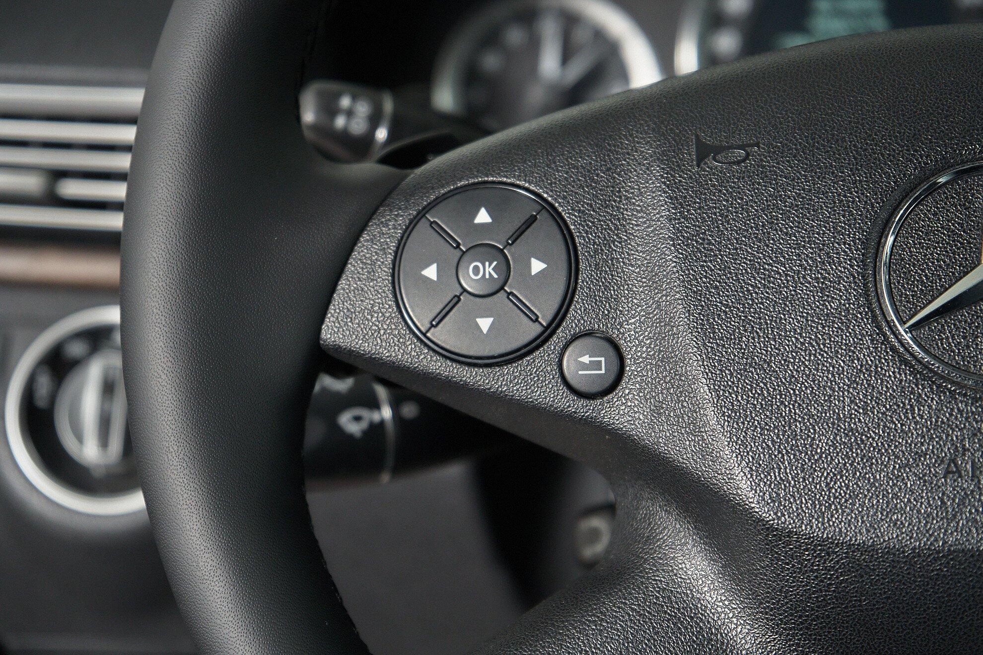 Mercedes-Benz E-Класс 2011, черный