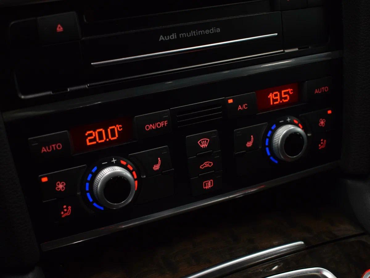 Audi Q7 2010, черный