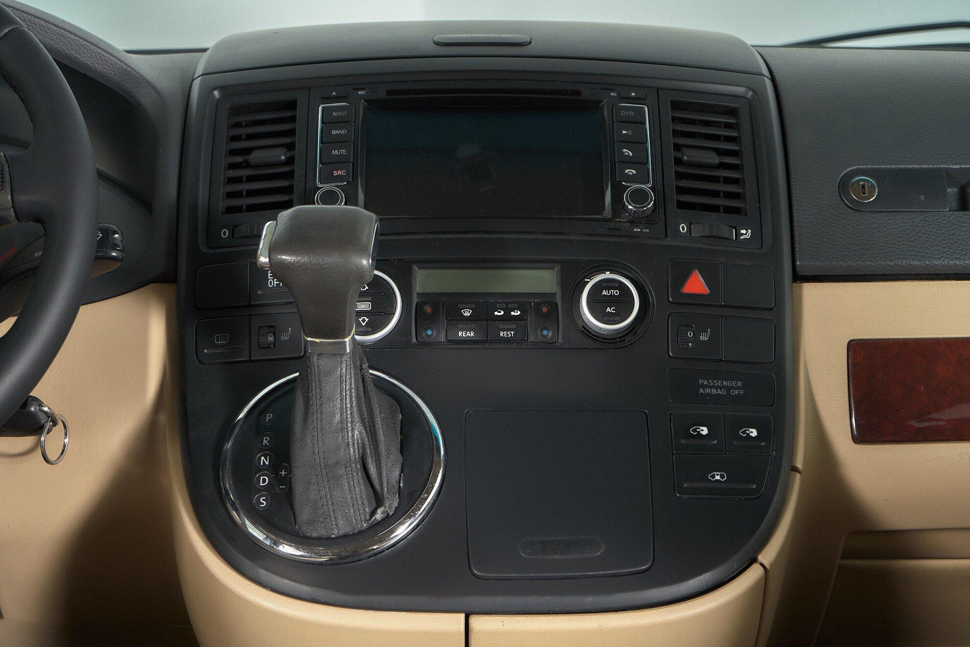 Volkswagen Multivan 2008, черный