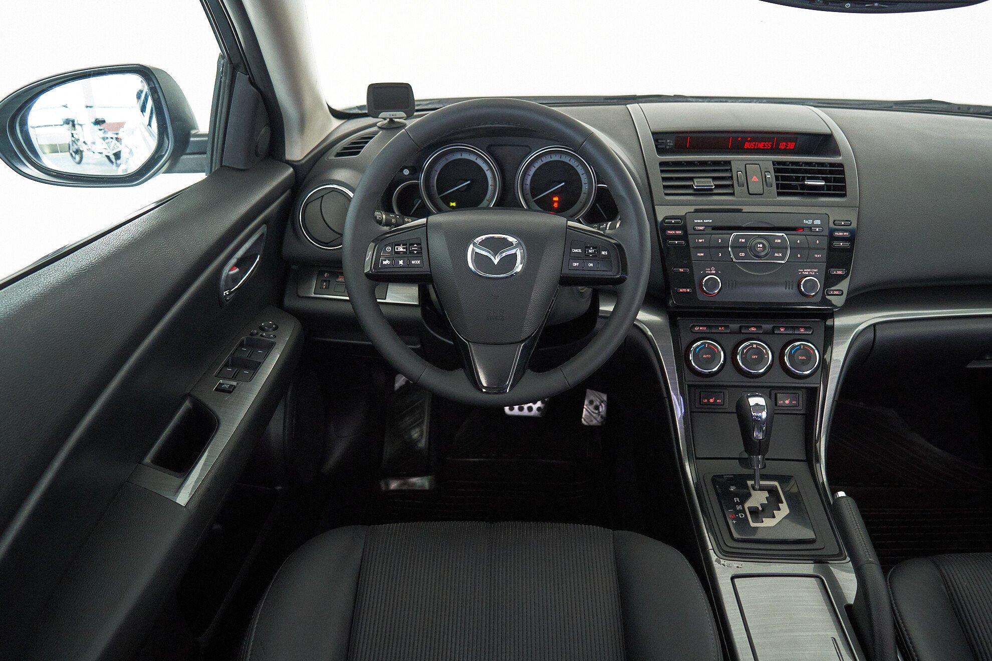 Mazda 6 2010, белый