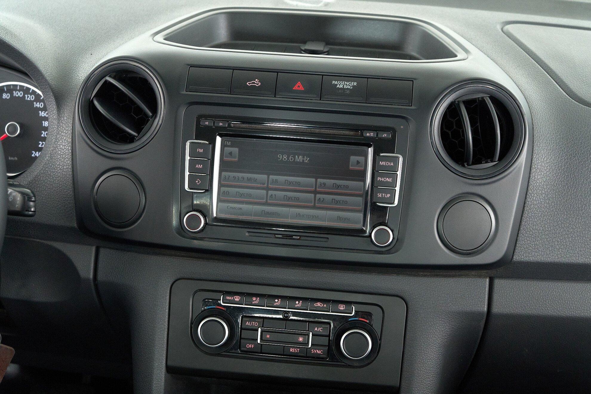 Volkswagen Amarok 2012, серый