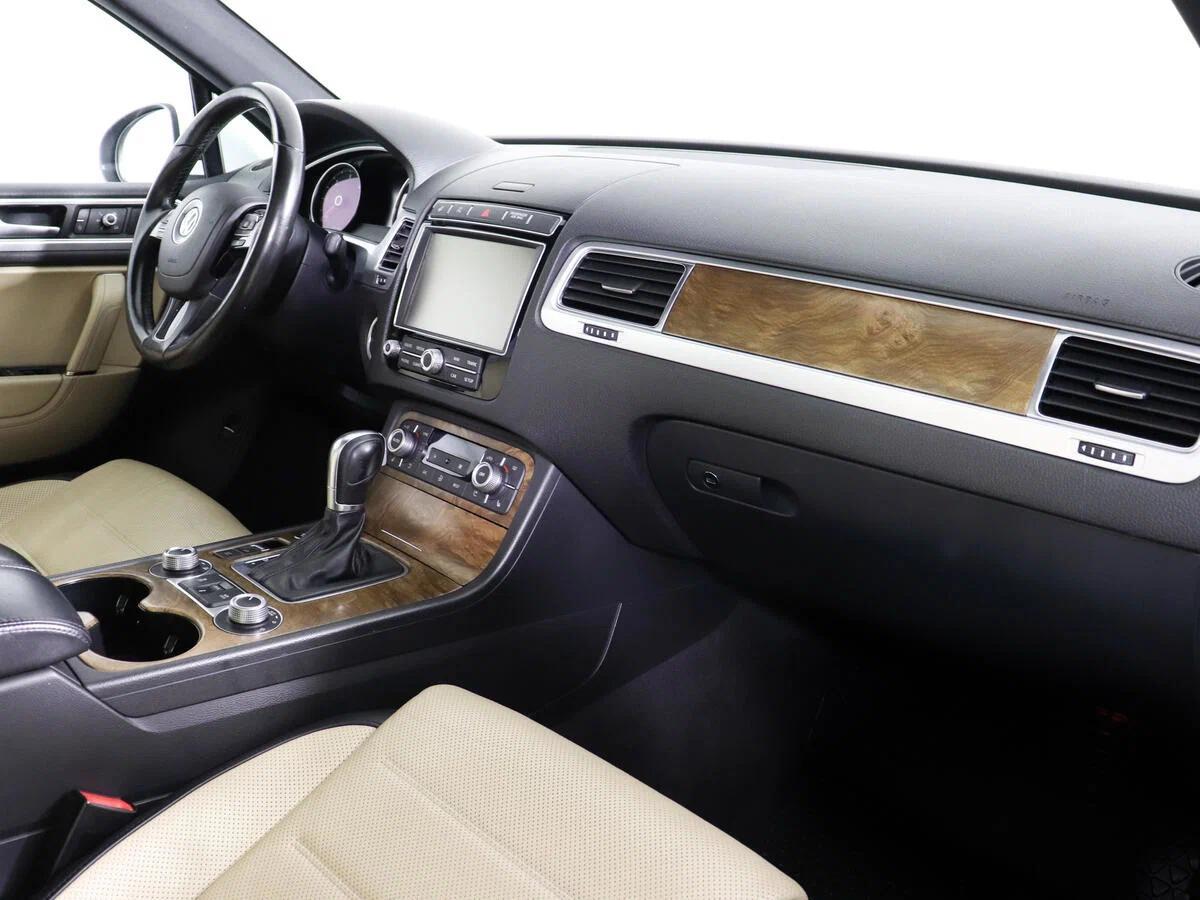 Volkswagen Touareg 2017, белый