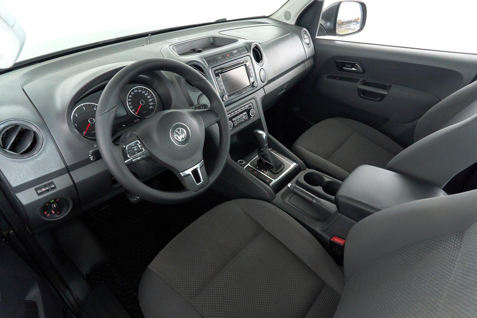 Volkswagen Amarok 2012, серый