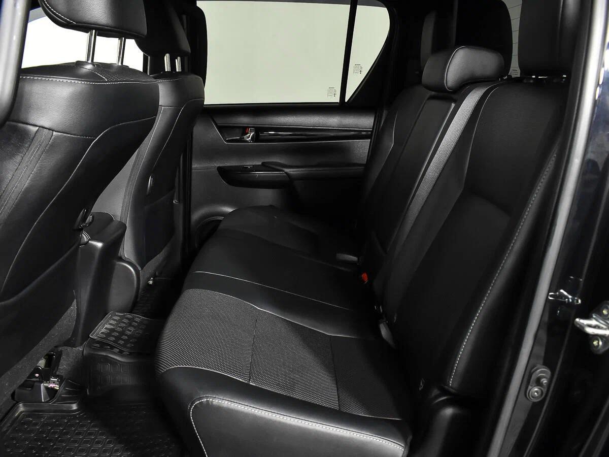 Toyota Hilux 2019, черный