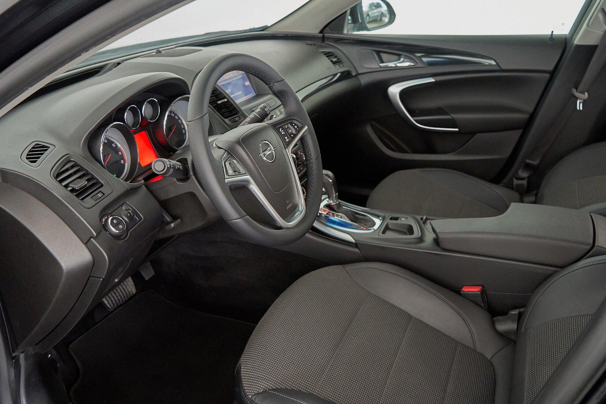 Opel Insignia 2010, черный